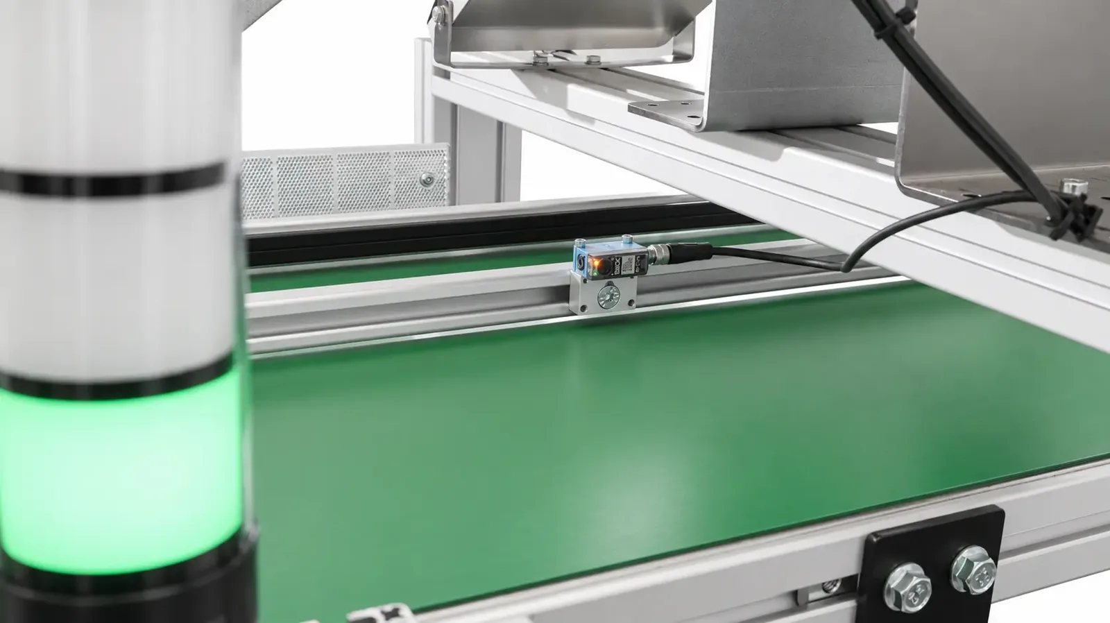 Sensor an der Verpackungszuführung und Signalsäule
